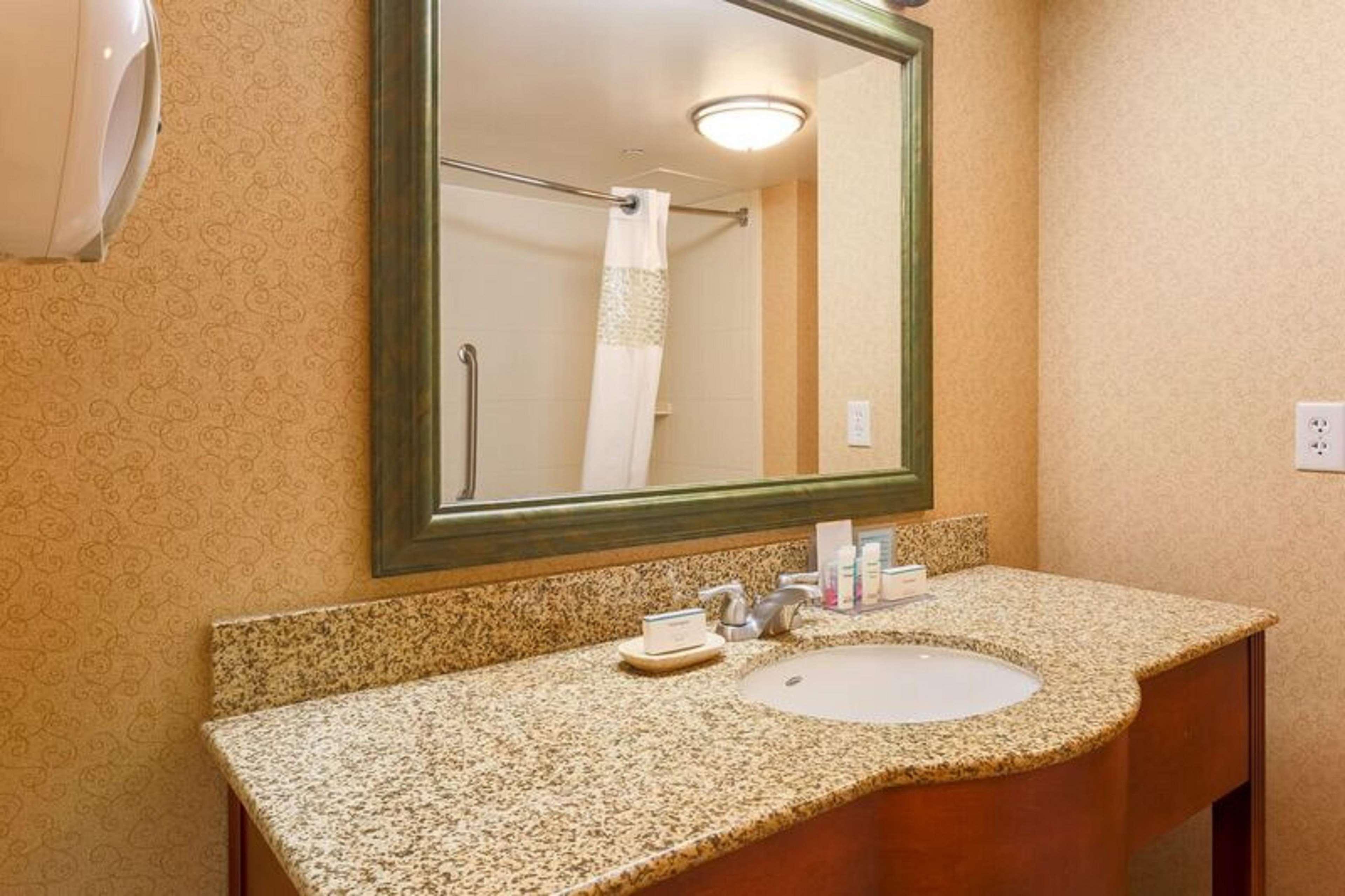 Hampton Inn & Suites Poughkeepsie Spackenkill Exterior photo
