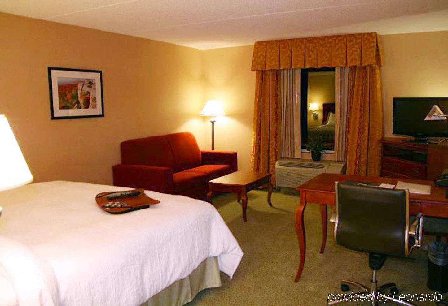 Hampton Inn & Suites Poughkeepsie Spackenkill Room photo